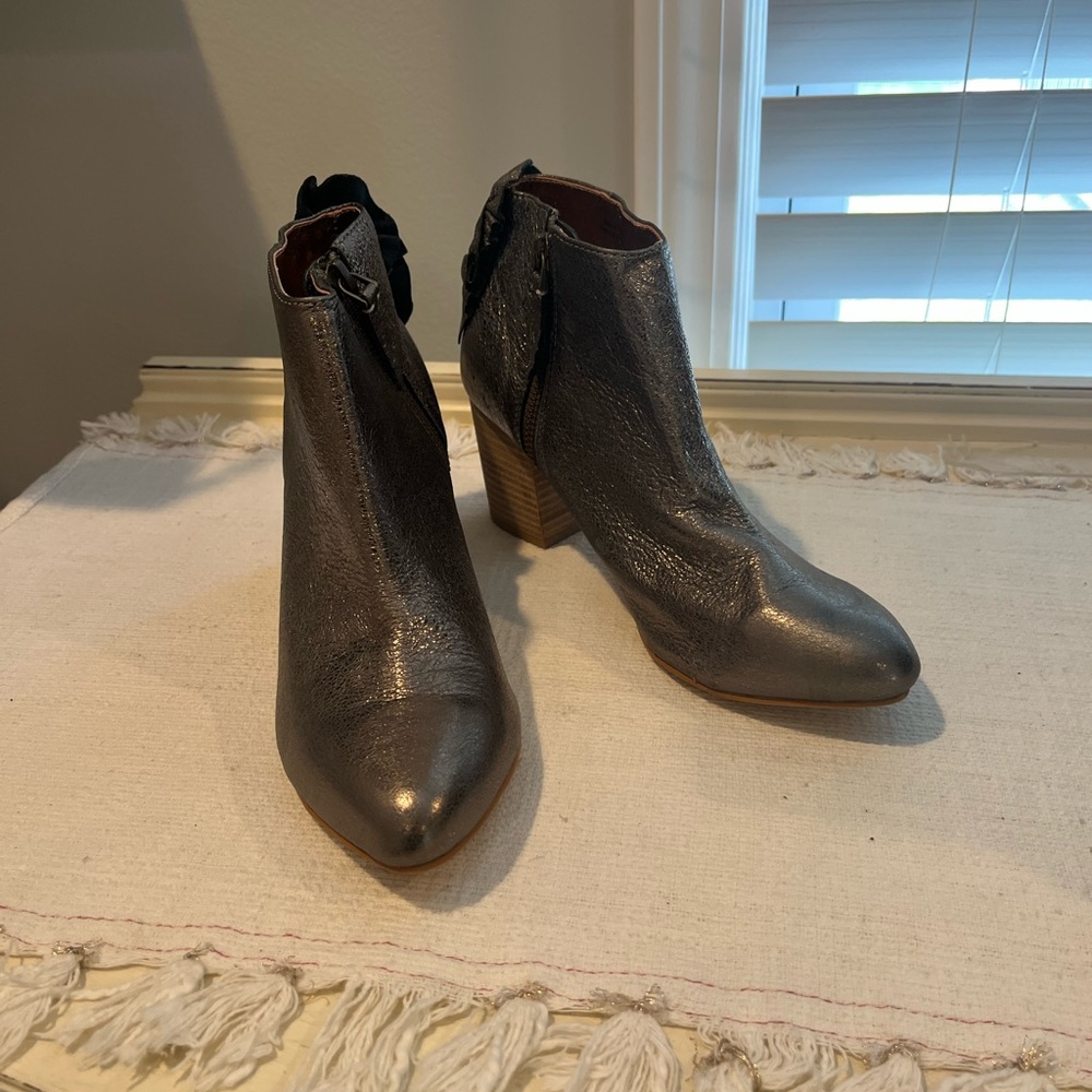 Miss Albright Silver Ankle Boots Sleek Design